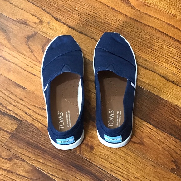 TOMS Fashion Sneaker Athletic Casual Slip on Shoes 
Navy Blue 
Size 2
No Shoebox - Picture 12 of 16